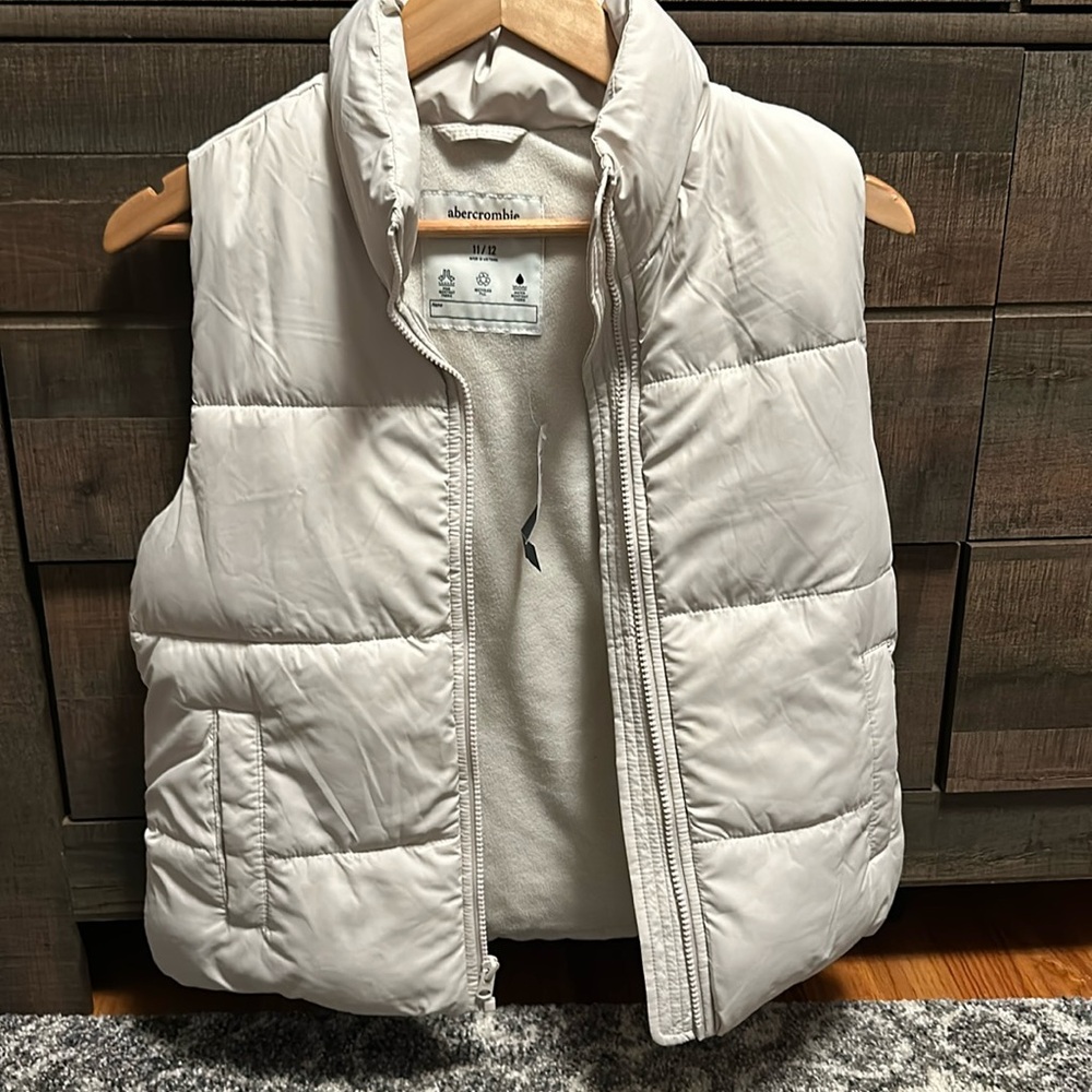 Abercrombie kids size 11/12. Beige wind and water resistant lined vest - new